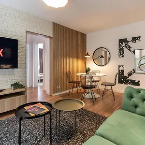 Downtown Retreat: Spacious 2-br By Unirii Square Bucharest